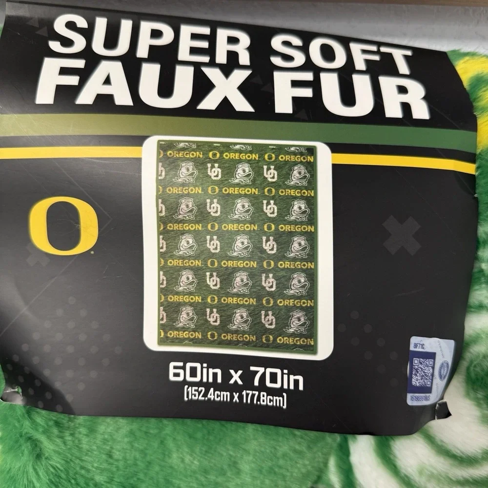 NWT Oregon Ducks Throw Blanket 60x70 Super Soft Plush Green Bound Edges NCAA